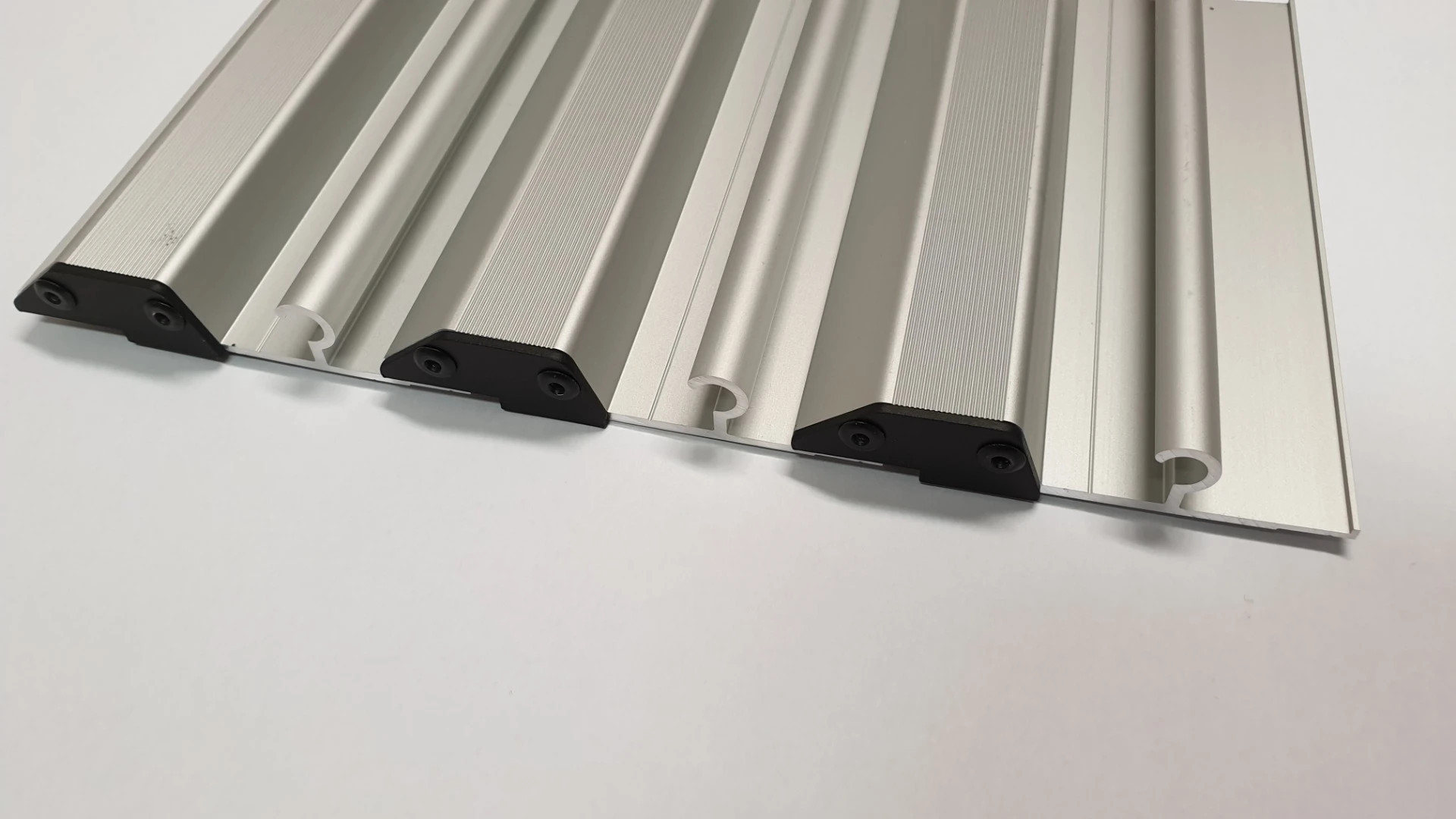 Pochodzna jednoliata priebežná (obojsmerná)  koľajnica - Strieborná 